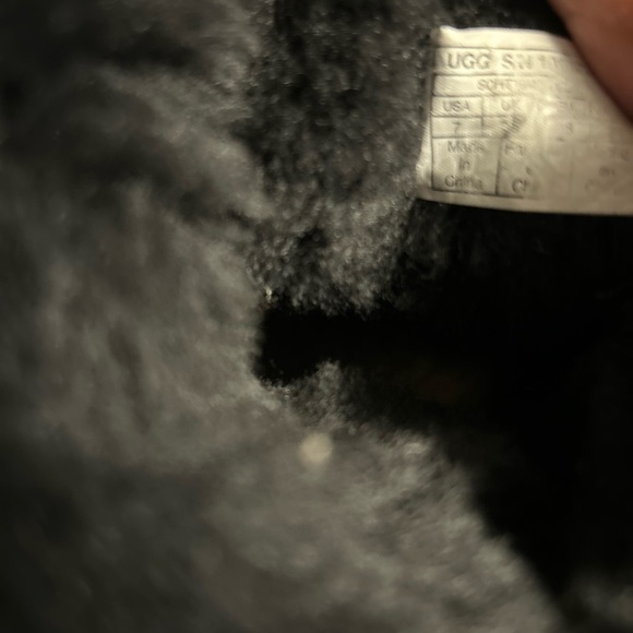 UGG Australia Bailey Button Short Black Shearling Boots Women’s Size 7 - Picture 4 of 6